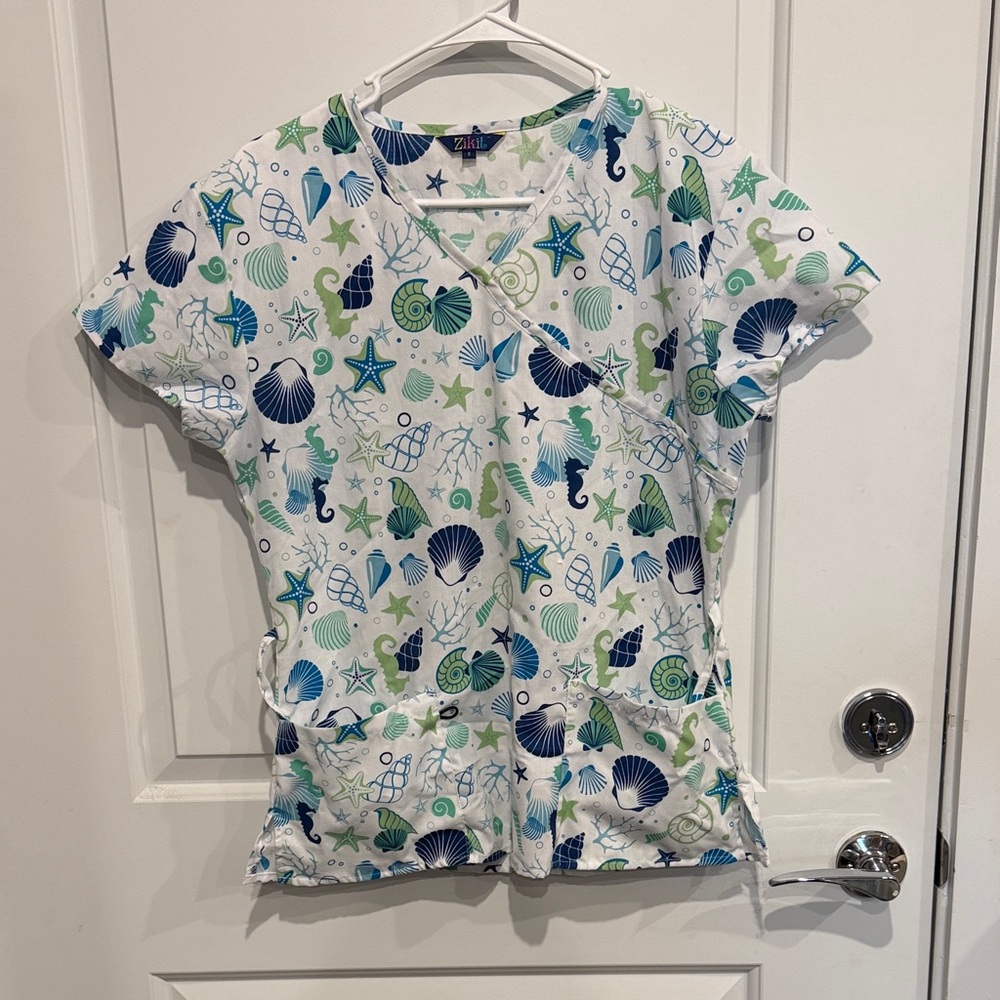 Zoe + Chloe Sea Life Print Scrub Top